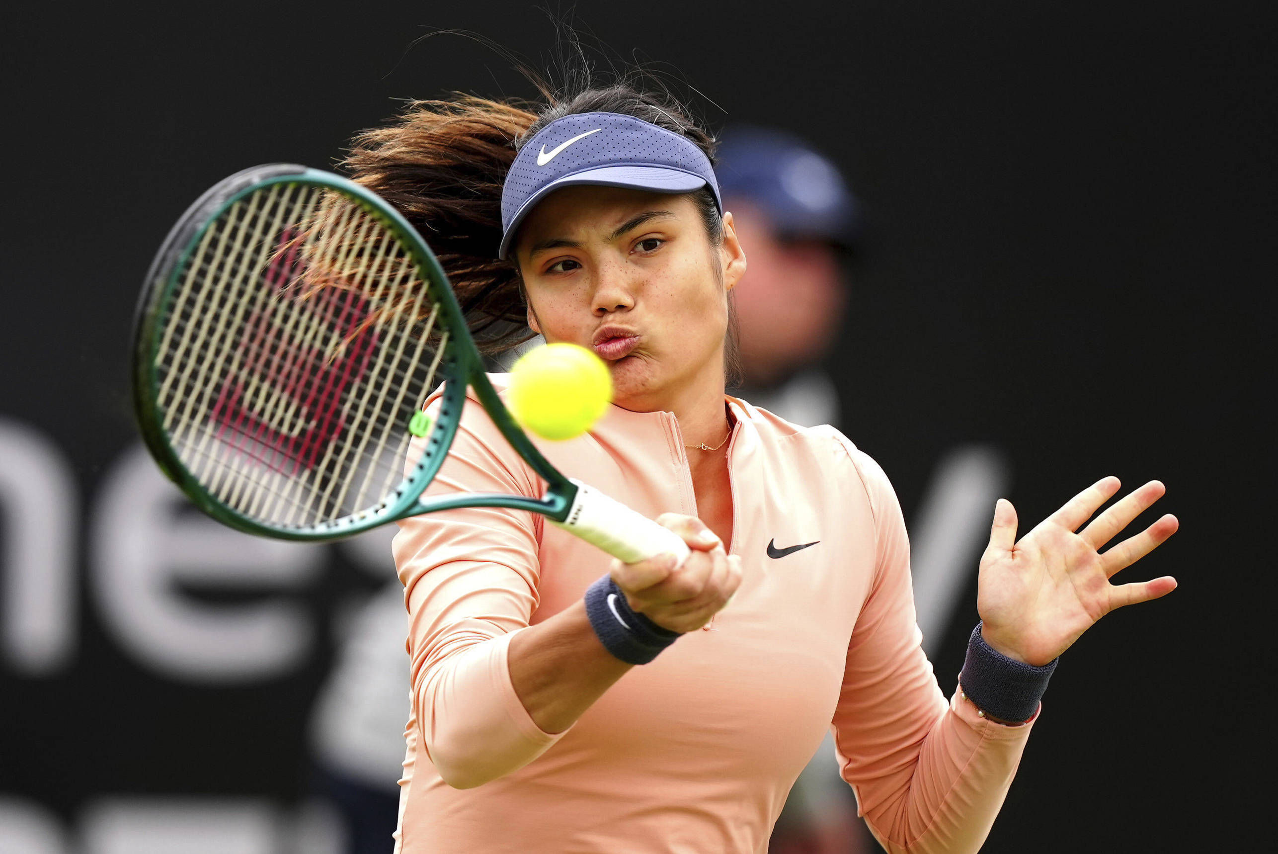 网球选手刷新世界纪录，震撼全场