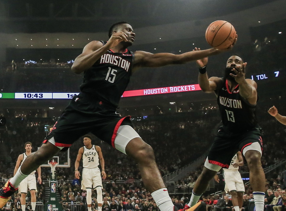 雄鹿鏖战四川队,哈登扛起全队 雄鹿鏖战四川队,哈登扛起全队